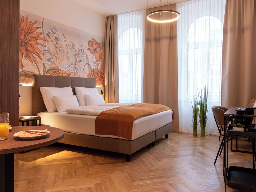 Deluxe-Apartment, Balkon, Gartenblick | Zimmersafe, Schreibtisch, laptopgeeigneter Arbeitsplatz