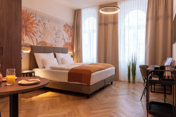 Apartamento Deluxe, balcón, vistas al jardín | Caja fuerte, escritorio, espacio para trabajar con un portátil