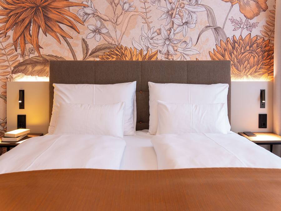 Studio, City View | Peti besi dalam bilik, meja, ruang kerja komputer riba