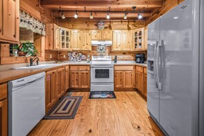 Fridge, microwave, oven, stovetop - Nestled in a serene setting Bamboo Hideaway offers a perfect retreat for familie (Cosby)