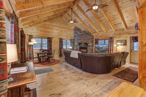 TV, fireplace, video games, ping pong - Nestled in a serene setting Bamboo Hideaway offers a perfect retreat for familie (Cosby)