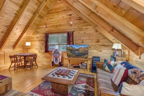 TV, fireplace, video games, ping pong - Nestled in a serene setting Bamboo Hideaway offers a perfect retreat for familie (Cosby)