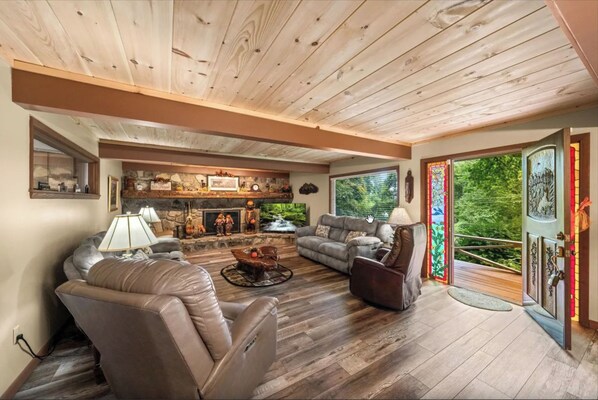 TV - Gatlinburg Cabin with Hot Tub, Game Room, Sleeps 12 (Gatlinburg)