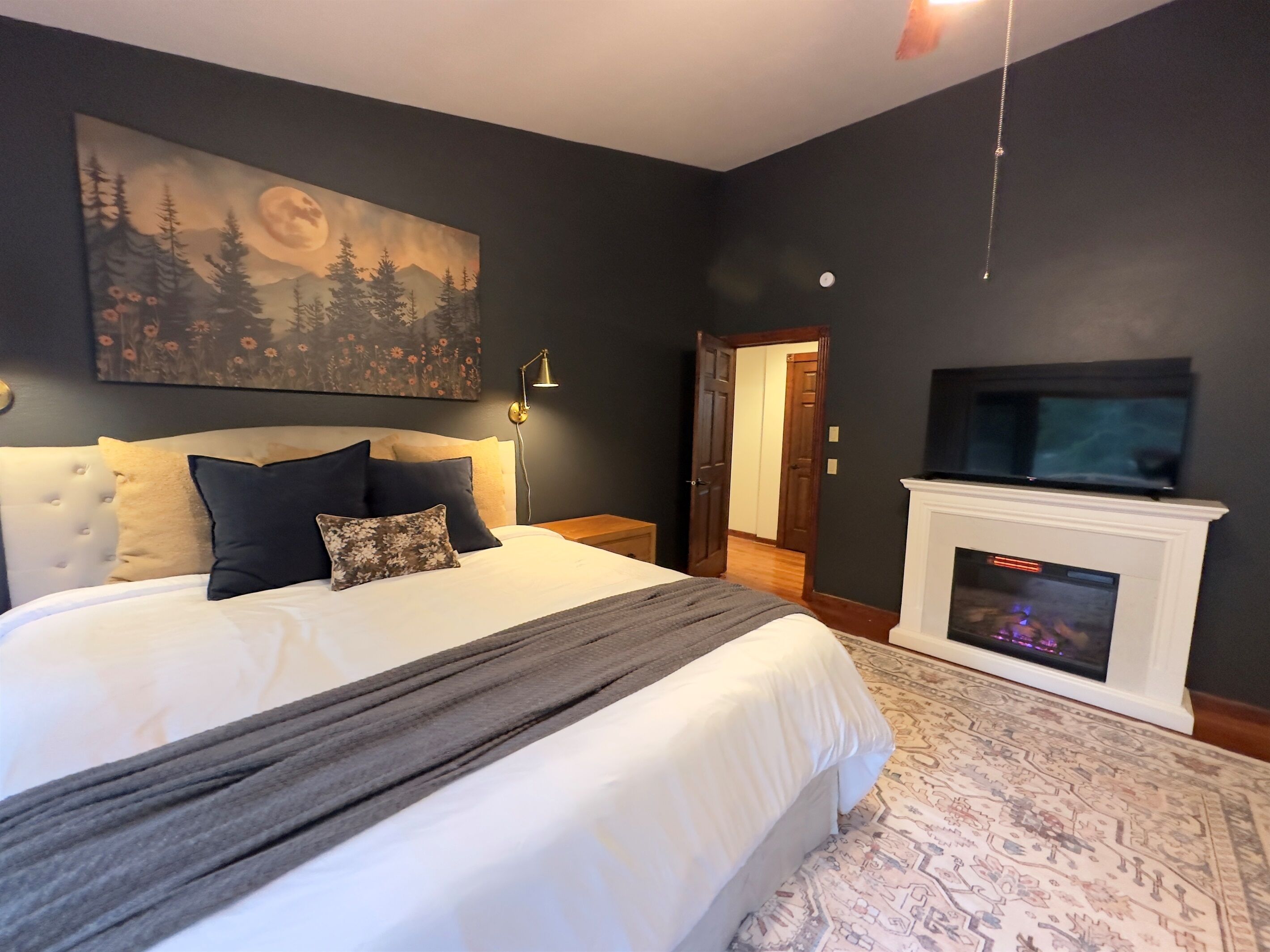 8 dormitorios, escritorio, tabla de planchar con plancha y cuna de viaje