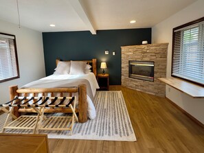 7 dormitorios, escritorio, tabla de planchar con plancha y cuna de viaje