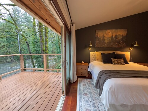 Riverfront • Spa • Sleeps 22 • Sauna • 4 Ensuites