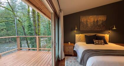 Riverfront • Spa • Sleeps 22 • Sauna • 4 Ensuites