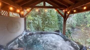 Bañera de hidromasaje al aire libre