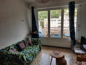 Living area - Spacious 3-bedroom apartment, near sea/tramway/airport/station (nice)