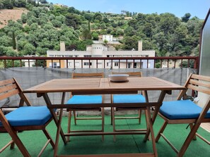 Outdoor dining - Spacious 3-bedroom apartment, near sea/tramway/airport/station (nice)