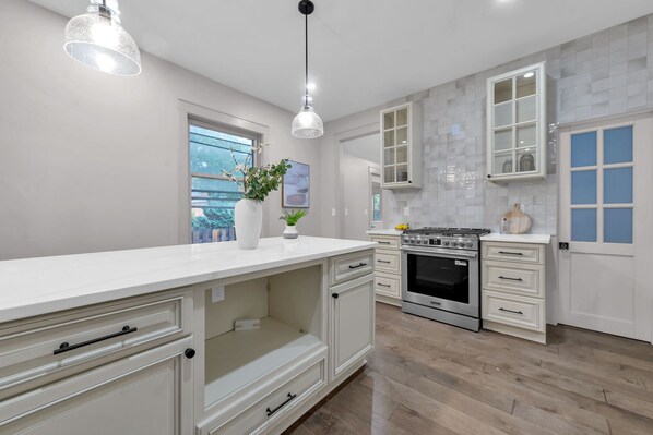Private kitchen - Cozy 2-bedroom house in peaceful Columbus with AC (Columbus)
