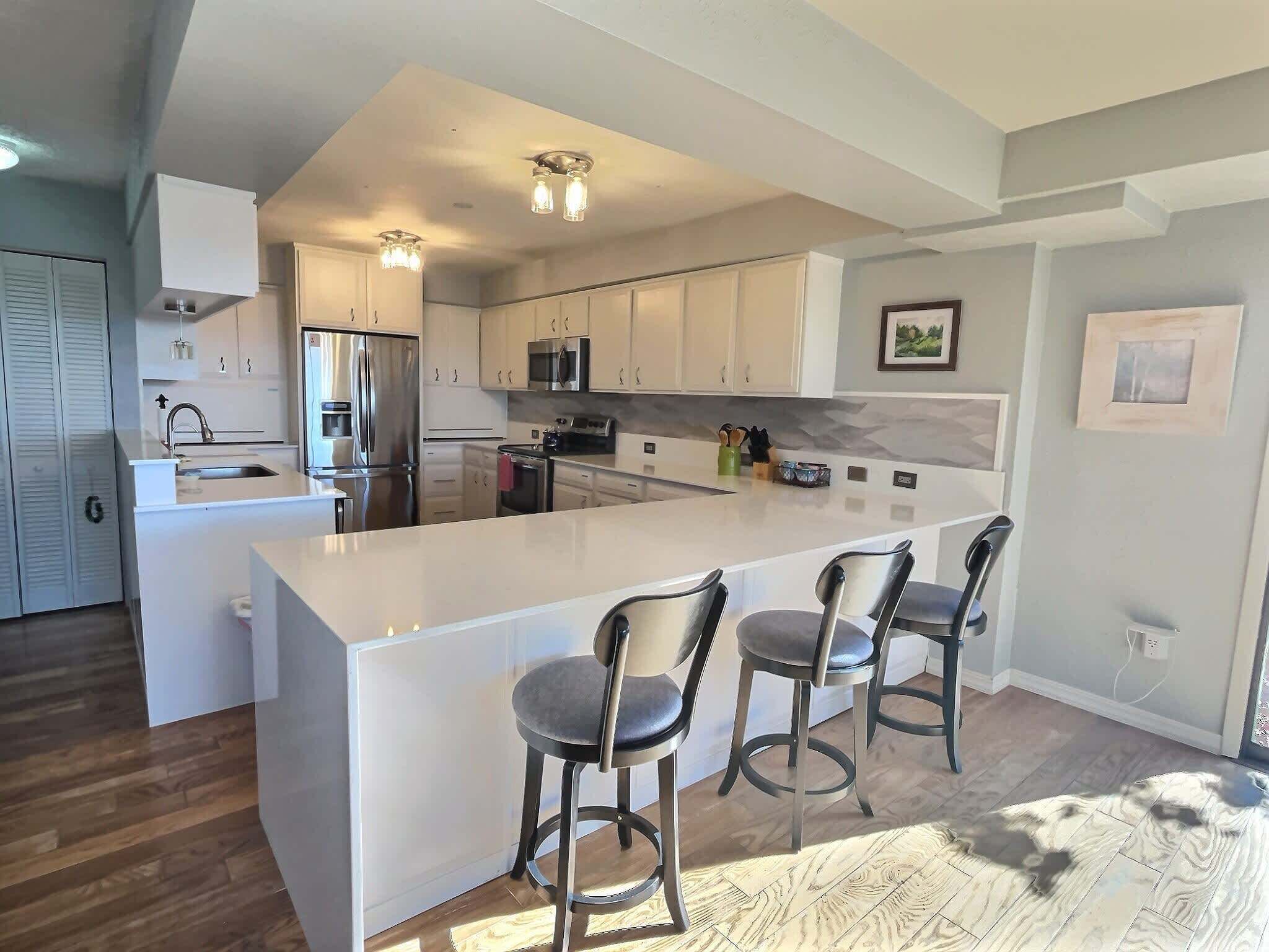 Kjøleskap, mikrobølgeovn, ovn og kokeplater