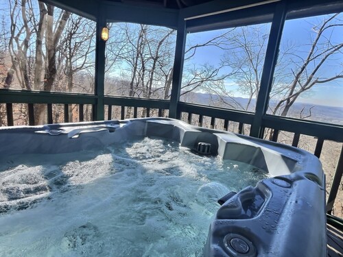 Ozark Mountain House: Hot Tub & Views!