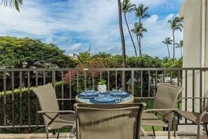 Outdoor dining - Beachfront 2BR across Kamaole Beach Park II Kihei summer deals (Kihei)