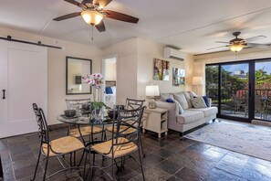 Smart TV, books - Beachfront 2BR across Kamaole Beach Park II Kihei summer deals (Kihei)