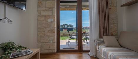 Comfort Suite Ground Floor | Area keluarga | Smart TV 32-inci dengan saluran TV satelit