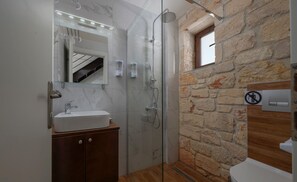 Duplex Suite Upper Floor | Banheiro | Chuveiro, secador de cabelo, toalhas de banho, shampoo