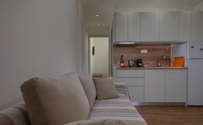 Comfort Suite Ground Floor | Private kitchen | Fridge, stovetop, espresso maker, coffee/tea maker - Delejo Resort & Suites (Flogita)