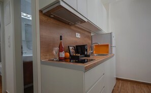 Duplex Suite Upper Floor | Private kitchen | Fridge, stovetop, espresso maker, coffee/tea maker - Delejo Resort & Suites (Flogita)