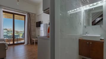 Duplex Suite Upper Floor | Bathroom | Shower, hair dryer, towels, shampoo