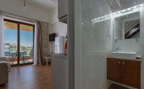 Duplex Suite Upper Floor | Bathroom | Shower, hair dryer, towels, shampoo - Delejo Resort & Suites (Nea Propontida)