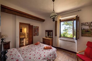 2 bedrooms, travel cot, free WiFi, bed sheets - Rustic-style apartment in a family-run Tuscan farmhouse (Montalcino)