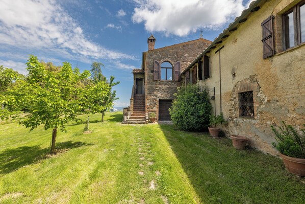 Exterior - Rustic-style apartment in a family-run Tuscan farmhouse (Montalcino)