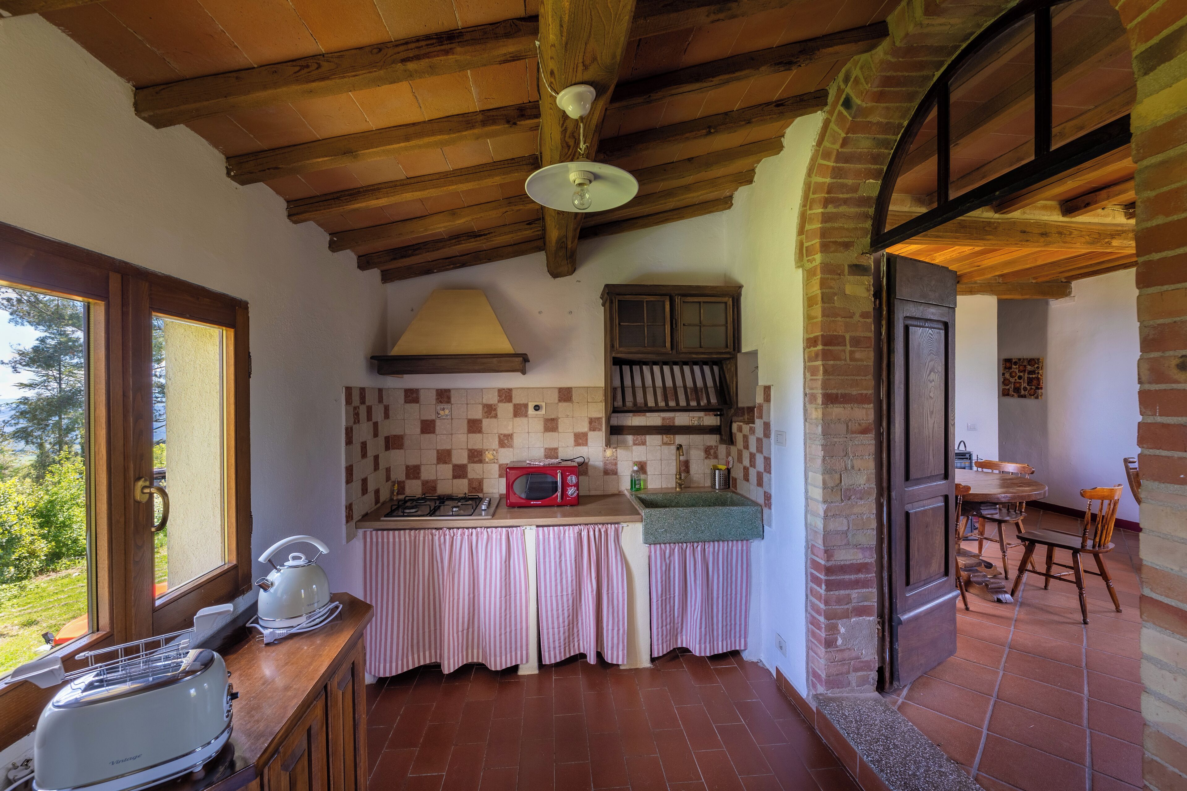 Kühlschrank, Mikrowelle, Wasserkocher mit Kaffee-/Teezubehör