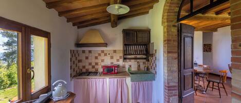 Kühlschrank, Mikrowelle, Wasserkocher mit Kaffee-/Teezubehör