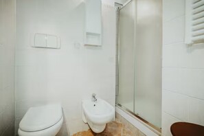 Shower, bidet - The SpaceLive the Magic of Venice: Studio with Venetian Style and Modern ComfortsImagine waking up in the heart of Venice, in an authentic Venetian studio with exposed wooden beams, overlooking a typical quiet courtyard.Here, the charm of tradition meets (Venezia)