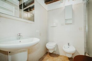 Shower, bidet - The SpaceLive the Magic of Venice: Studio with Venetian Style and Modern ComfortsImagine waking up in the heart of Venice, in an authentic Venetian studio with exposed wooden beams, overlooking a typical quiet courtyard.Here, the charm of tradition meets (Venezia)