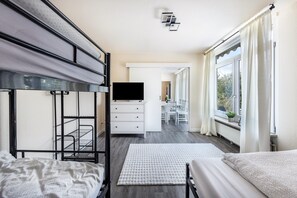 Planxa i posts de planxar, wifi i roba de llit 