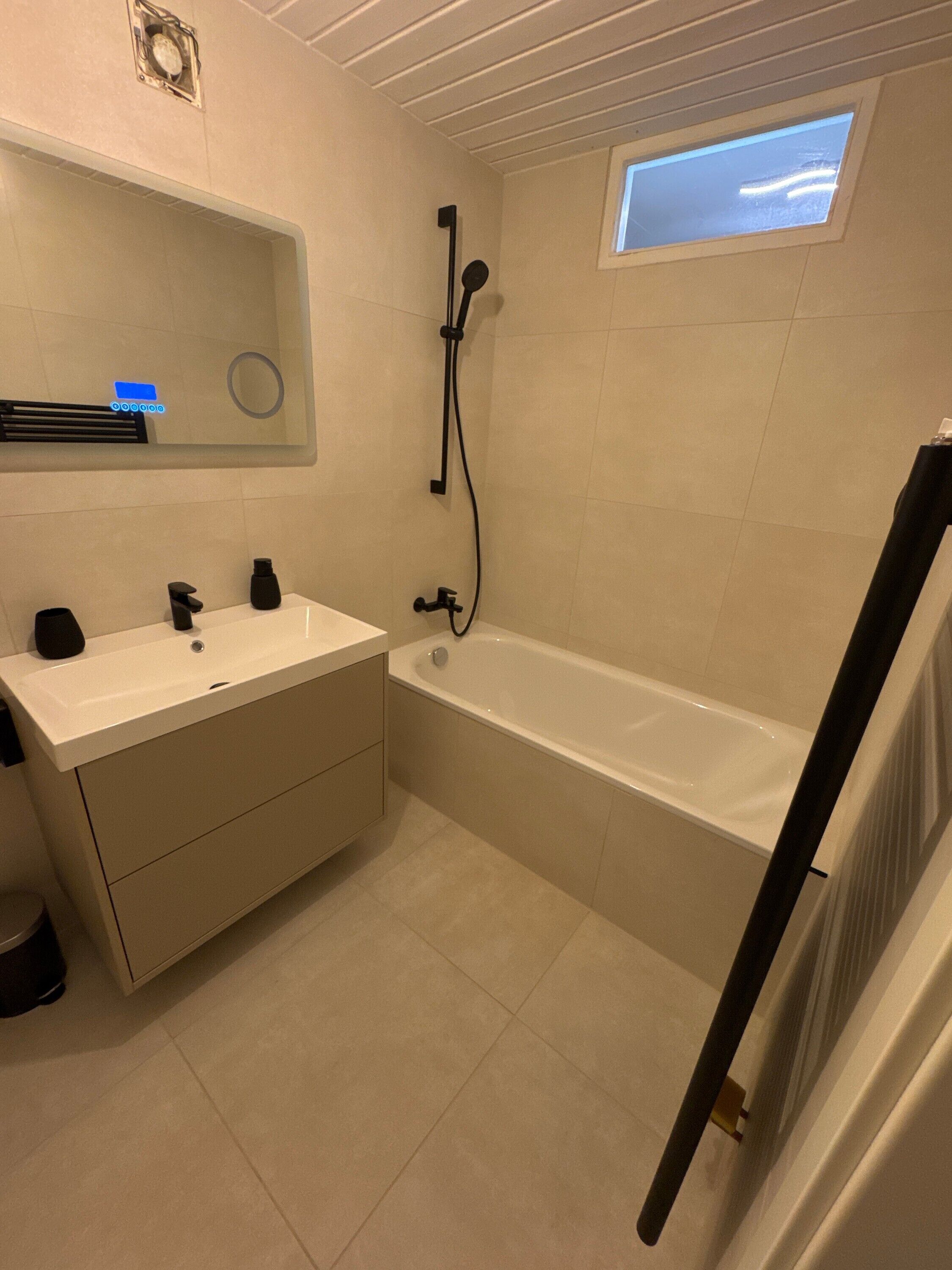 Dusche, Haartrockner, Handtücher