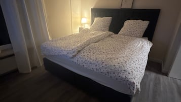 BĂŒgeleisen/BĂŒgelbrett, WLAN, BettwĂ€sche