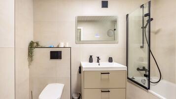 Shower, hair dryer, towels