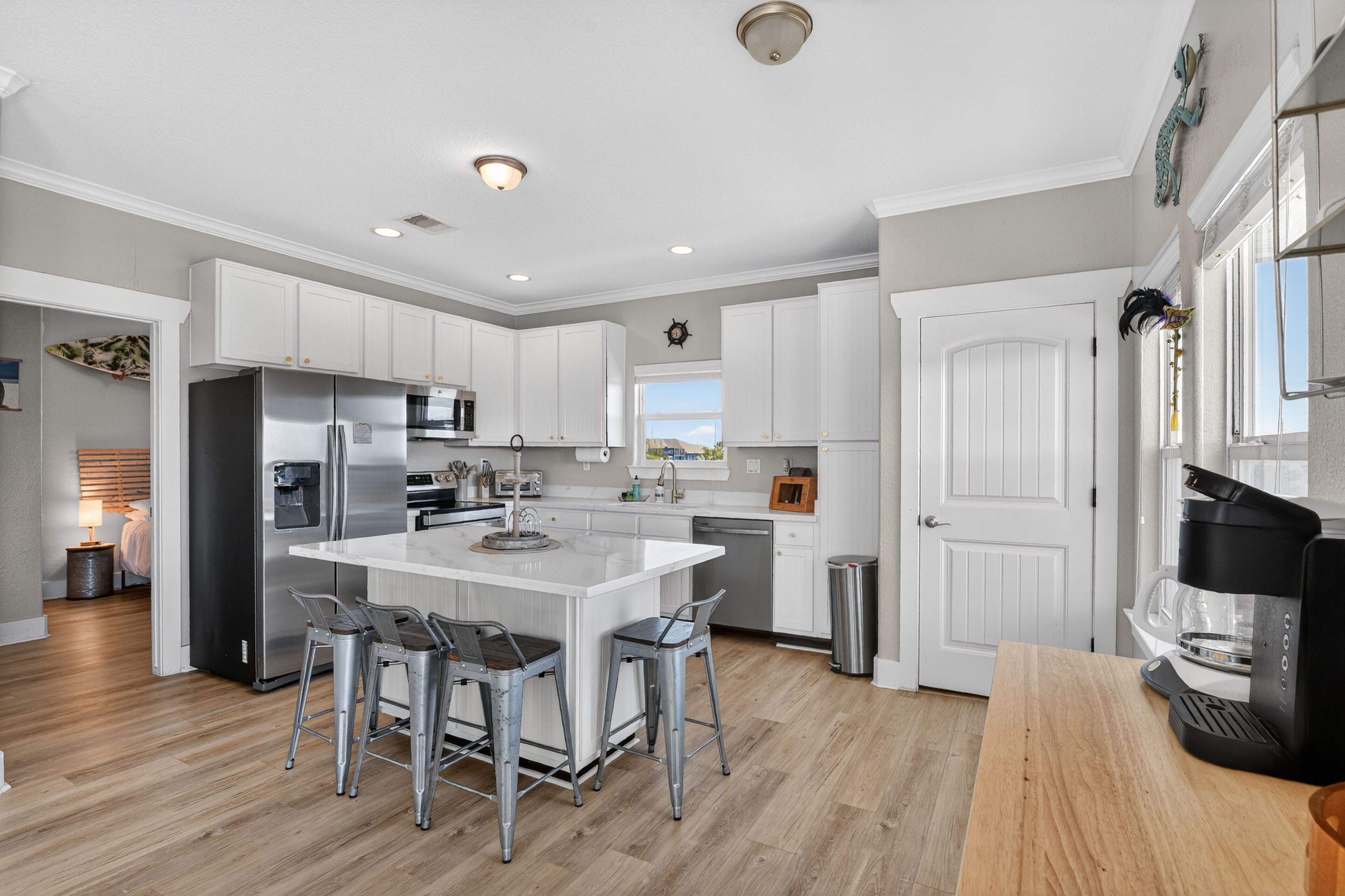 Kjøleskap, mikrobølgeovn, ovn og oppvaskmaskin