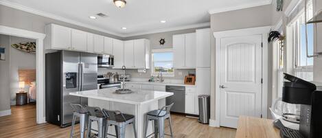 Kjøleskap, mikrobølgeovn, ovn og oppvaskmaskin