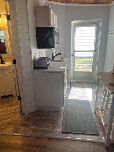 Cozy 1-bedroom studio in FMB on  canal fishing  dock short walk to beach relax