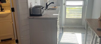 Cozy 1-bedroom studio in FMB on  canal fishing  dock short walk to beach relax