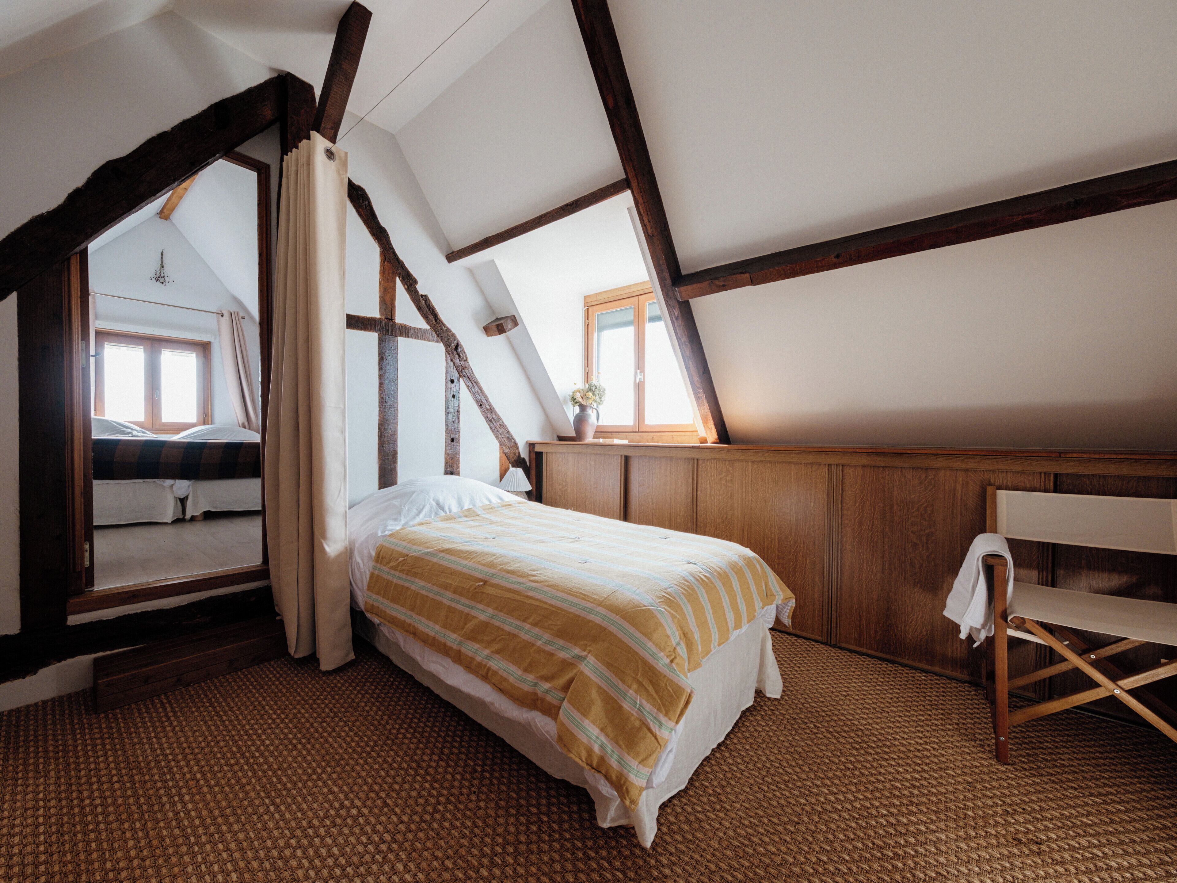 Iron/ironing board, travel crib, WiFi, bed sheets