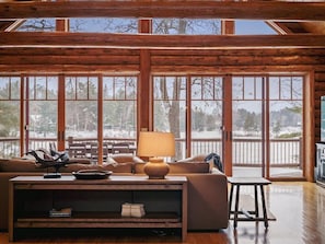 TV connectée, cheminée, table de tennis de table, chaîne hi-fi