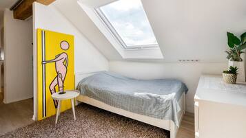 Iron/ironing board, WiFi, bed sheets