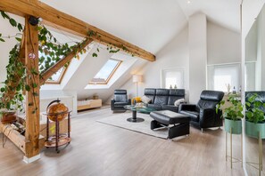 TV, fireplace - Apartment “Charmante Auszeit” with Balcony and Wi-Fi (Bielefeld)