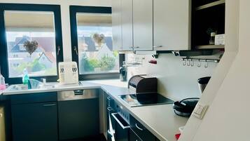 Kjøleskap, mikrobølgeovn, ovn og kokeplater