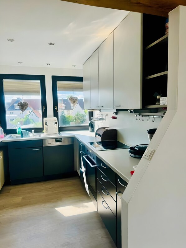 Frigorifero, microonde, forno, piano cottura