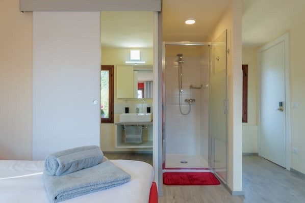 Shower, bidet, shampoo