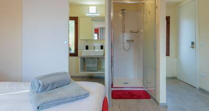 The property is located in a strategic position: a 7-minute walk from the international barracks, 5 minutes by car from the town center, 5 minutes by car from the hospital, and just 30 seconds from the riverside along the Livenza, perfect for cycling.Ava