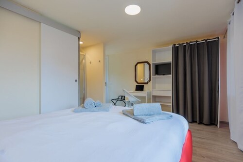 The property is located in a strategic position: a 7-minute walk from the international barracks, 5 minutes by car from the town center, 5 minutes by car from the hospital, and just 30 seconds from the riverside along the Livenza, perfect for cycling.Ava