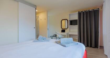 The property is located in a strategic position: a 7-minute walk from the international barracks, 5 minutes by car from the town center, 5 minutes by car from the hospital, and just 30 seconds from the riverside along the Livenza, perfect for cycling.Ava