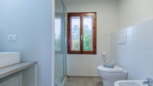 A modern bathroom with a toilet, bidet, and a large mirror. - The property is located in a strategic position: a 7-minute walk from the international barracks, 5 minutes by car from the town center, 5 minutes by car from the hospital, and just 30 seconds from the riverside along the Livenza, perfect for cycling.Ava (Riva Livenza)